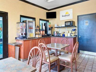 Days Inn By Wyndham Charlotte Northlake Bagian luar foto