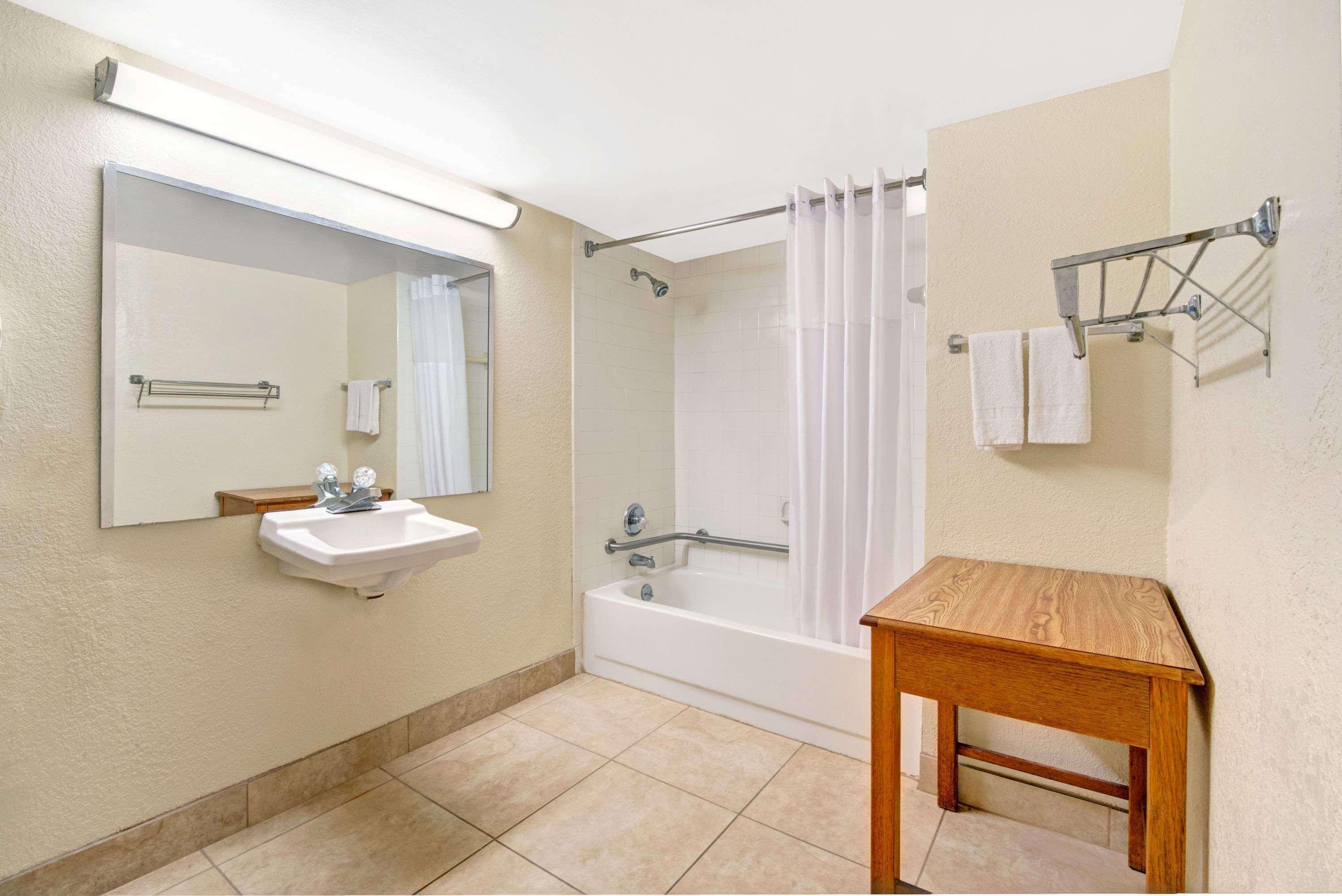 Days Inn By Wyndham Charlotte Northlake Bagian luar foto