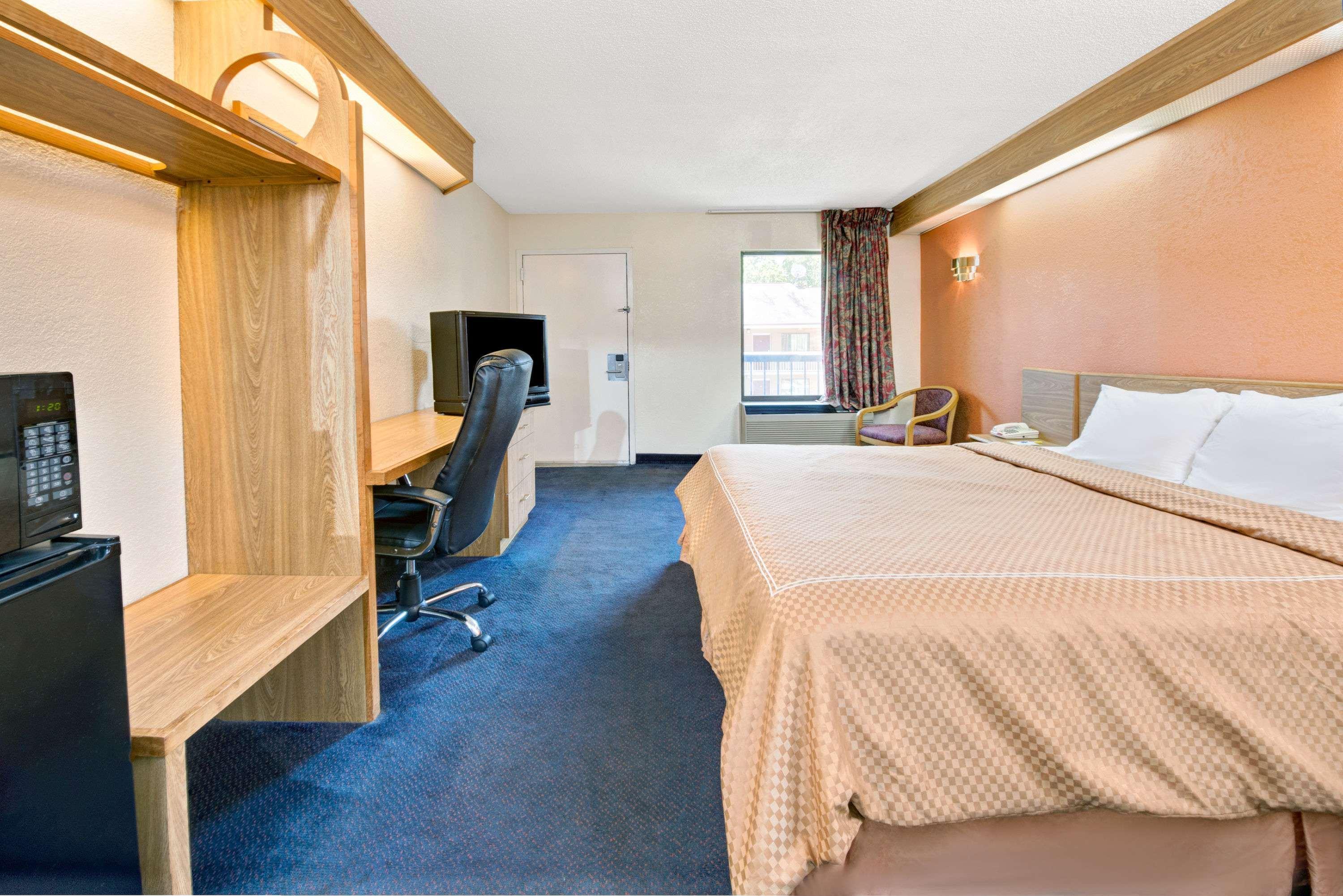 Days Inn By Wyndham Charlotte Northlake Bagian luar foto