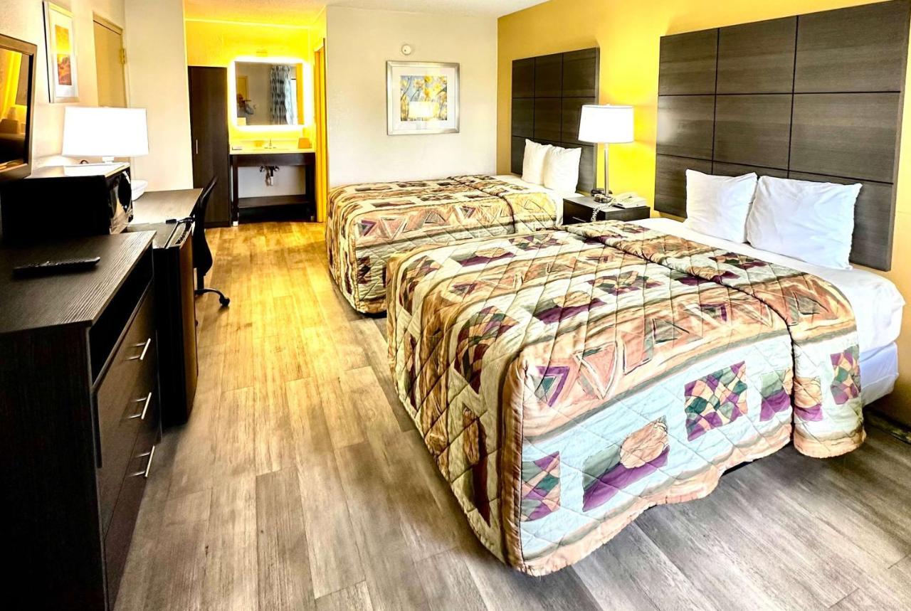 Days Inn By Wyndham Charlotte Northlake Bagian luar foto