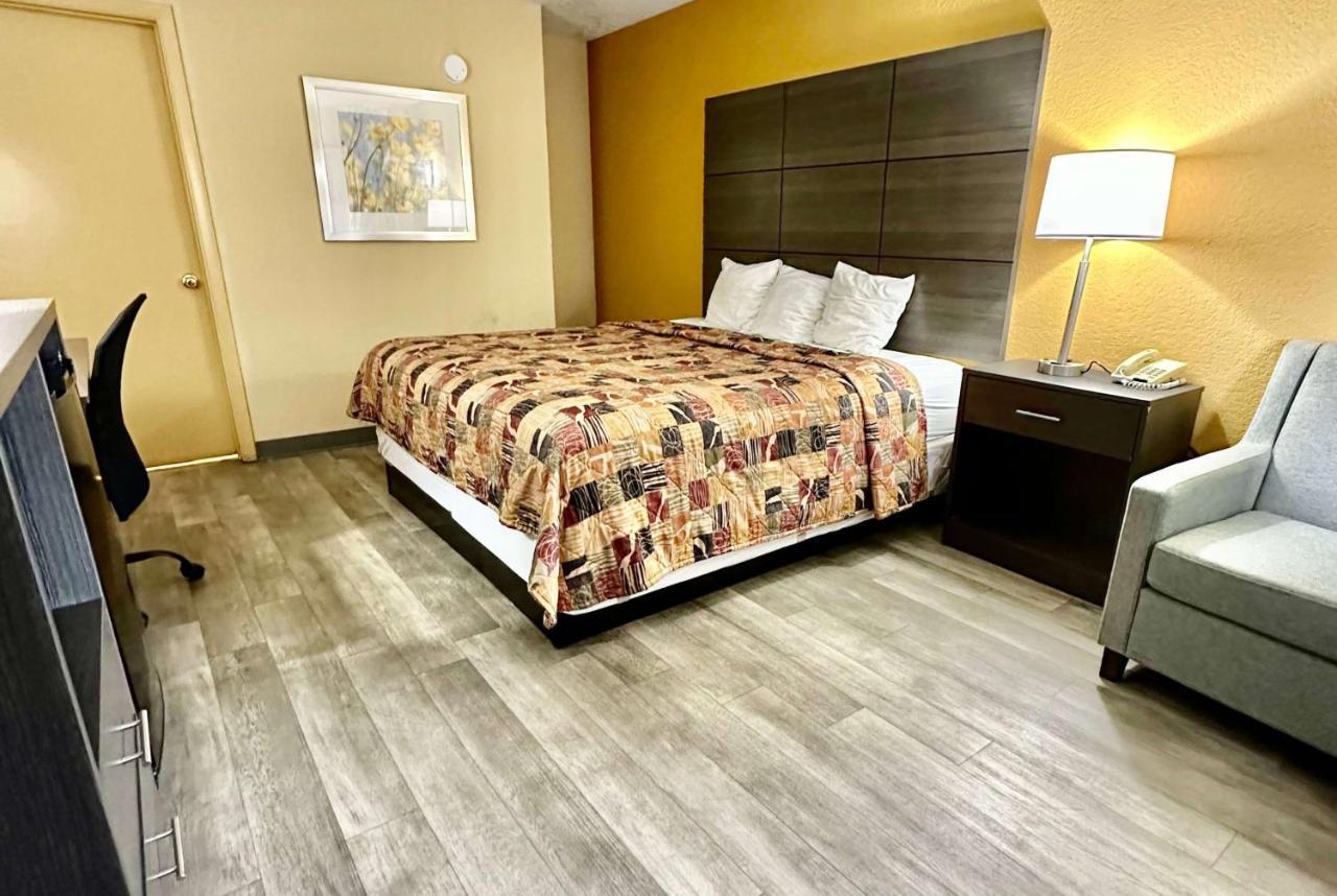 Days Inn By Wyndham Charlotte Northlake Bagian luar foto