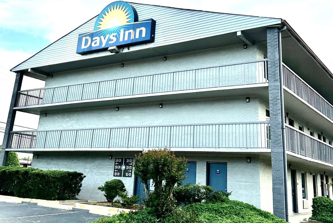 Days Inn By Wyndham Charlotte Northlake Bagian luar foto