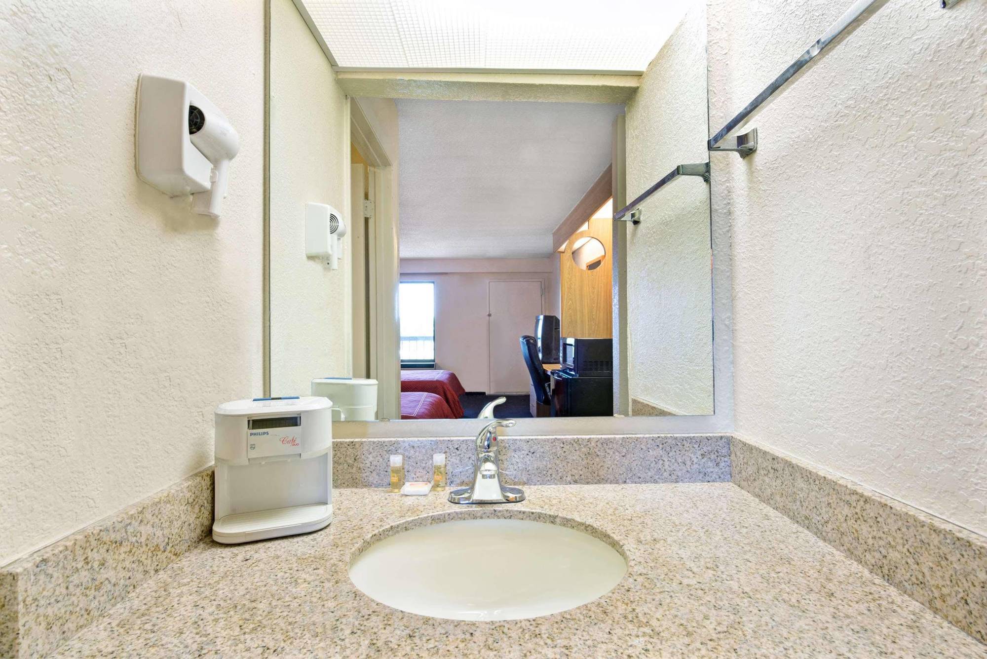Days Inn By Wyndham Charlotte Northlake Bagian luar foto